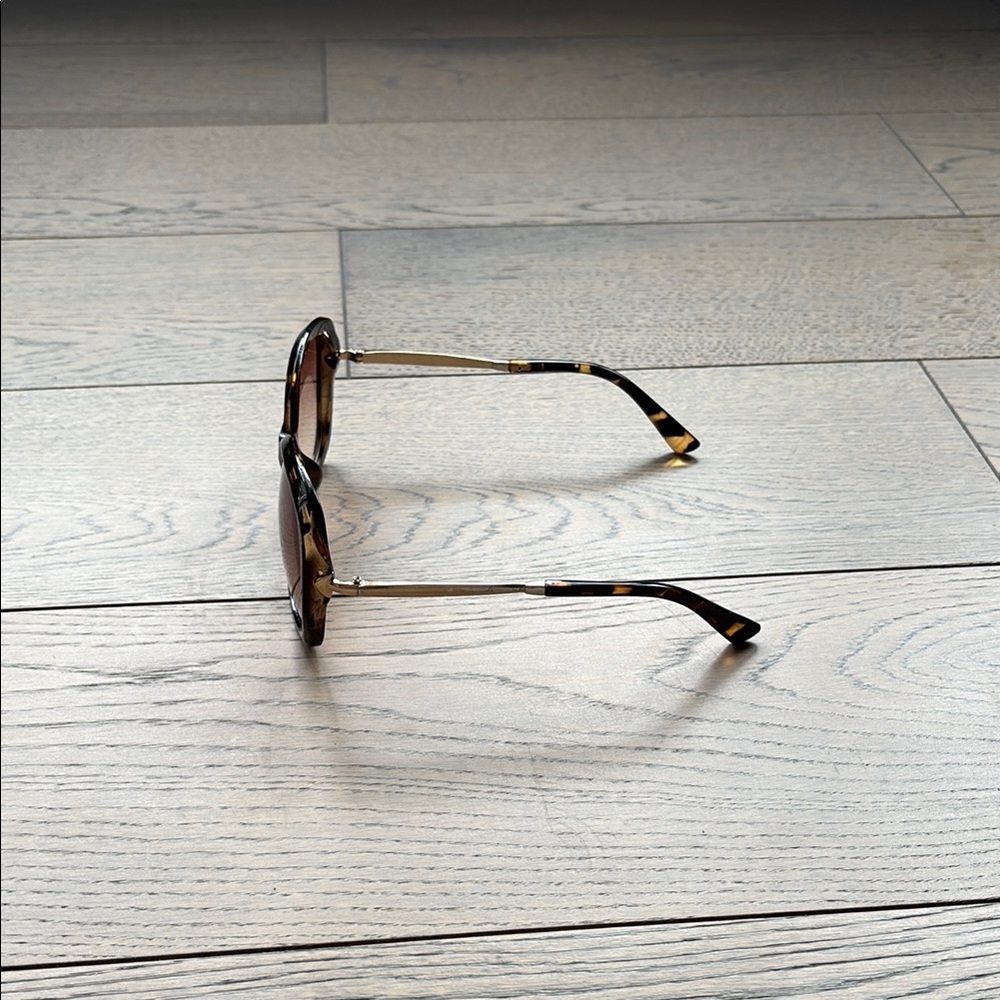 Tortoise Shell Sunglasses - Picture 4 of 4